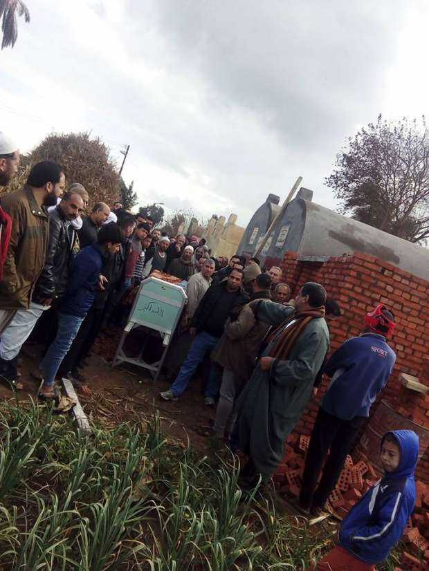 بالصور| أهالي المنوفية يتركون الميت لبناء مقبرة مخالفة بالأرض الزراعية