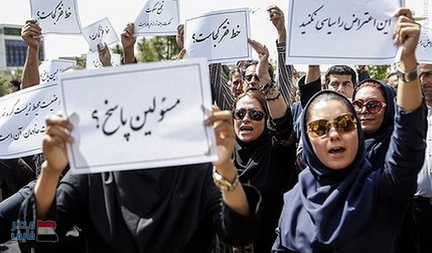 شاهد: إمرأة إيرانية تصرخ في وجه رجال الأمن:”الموت لـ”خامنئي”