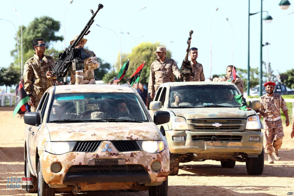 الجيش الليبي يعتقل طاقم جرافة مصرية مؤلف من 5 مصريين بعد قصفها