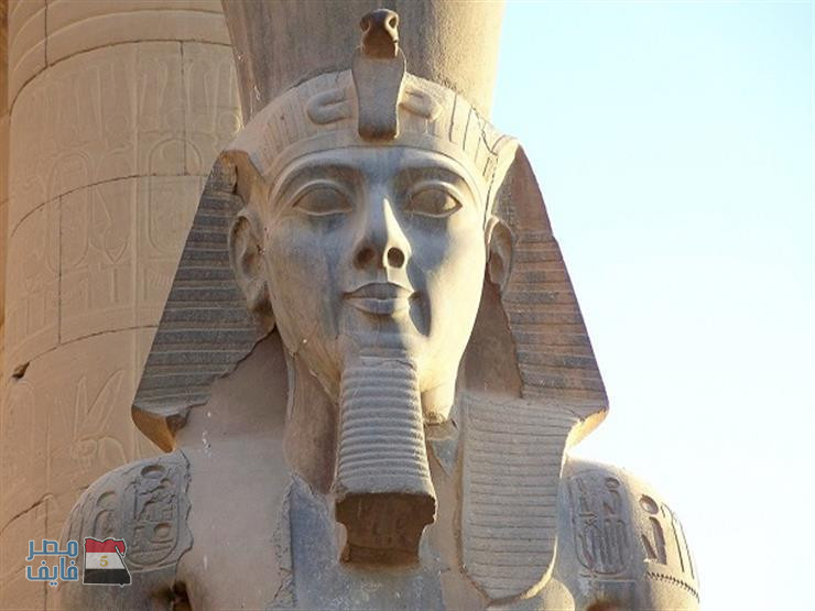 من جديد.. المتحف المصري يقرر نقل تمثال “رمسيسي الثاني” إلى مكانه السابق