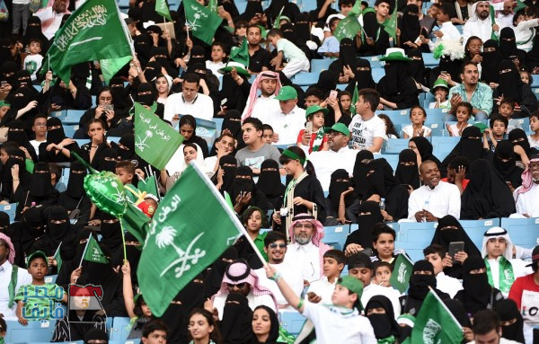 لأول مرة في تاريخ المملكة.. النساء يحضرن مباريات كرة القدم الجمعة القادم في السعودية