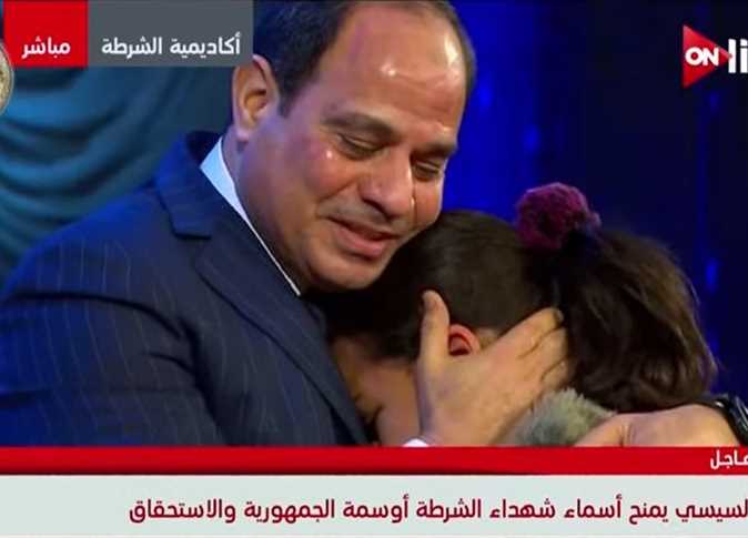 بالفيديو والصور| إنسانية السيسي.. يمسح دموع ابنة الشهيد “محمد عبد الفتاح سليمان”