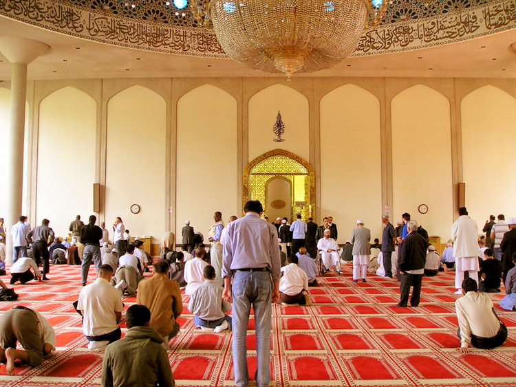 البحوث الإسلامية تنهي الجدل بشأن حكم “الصلاة على الكرسي” داخل المسجد
