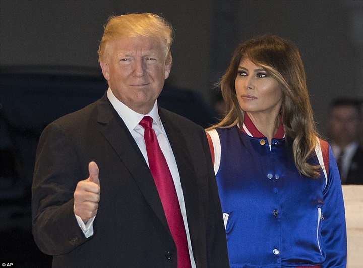 بالصور| الرئيس الأمريكي يضع زوجته «ميلانيا» في موقف محرج أمام الجميع