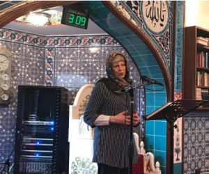 تيريزا ماي تلقي كلمة داخل مسجد في بريطانيا