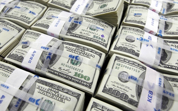 الدولار الأمريكي يرتفع على حساب الجنيه المصري بالسوق السوداء وعدد من البنوك