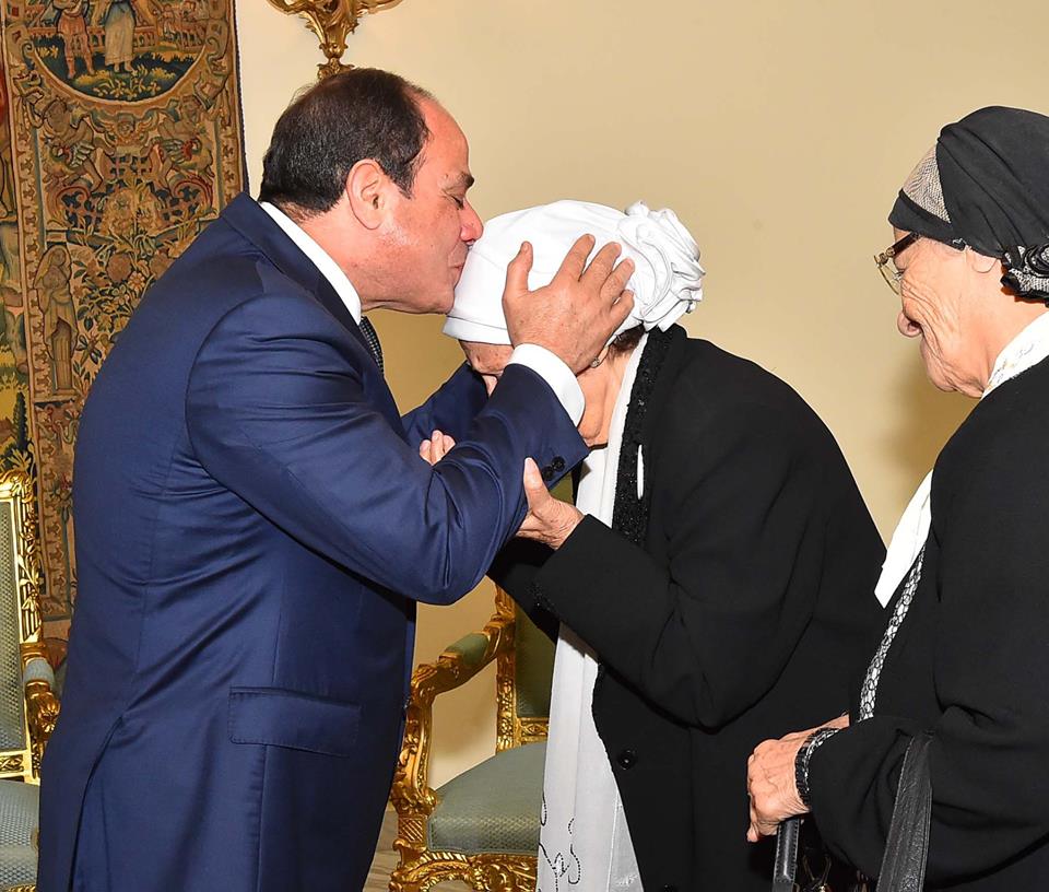 شاهد بالصور كيف استقبل الرئيس السيدتان اللتان قامتا بالتبرع لصندوق تحيا مصر 8