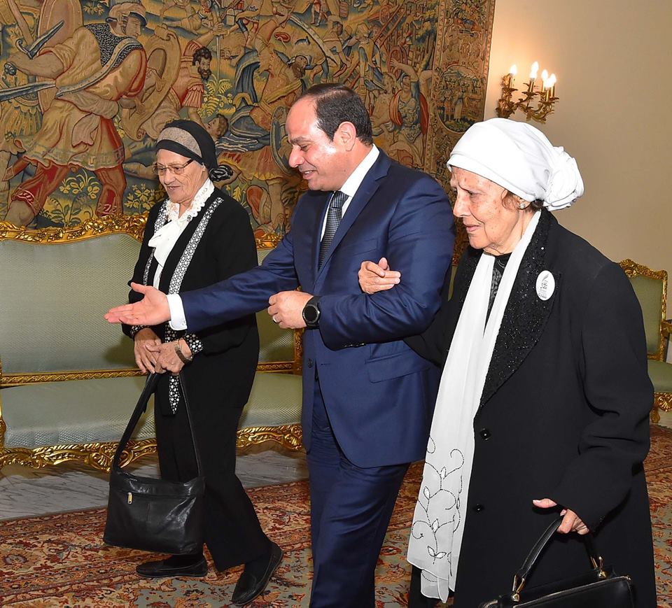شاهد بالصور كيف استقبل الرئيس السيدتان اللتان قامتا بالتبرع لصندوق تحيا مصر 10