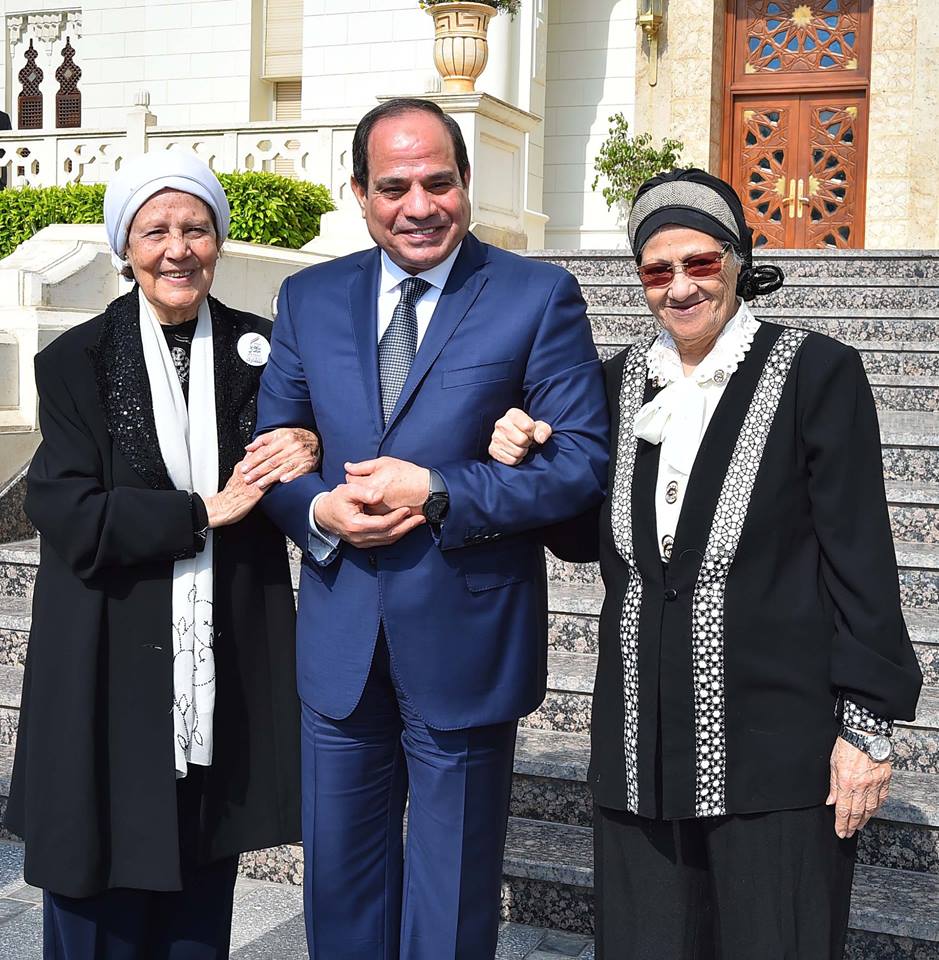 شاهد بالصور كيف استقبل الرئيس السيدتان اللتان قامتا بالتبرع لصندوق تحيا مصر