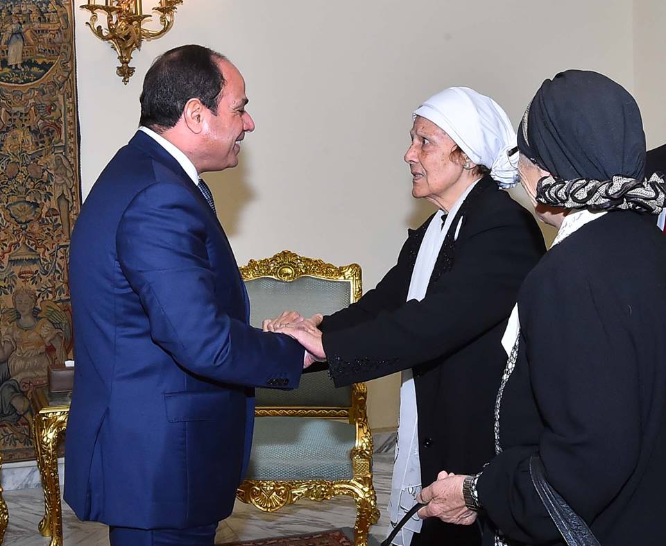 شاهد بالصور كيف استقبل الرئيس السيدتان اللتان قامتا بالتبرع لصندوق تحيا مصر 11