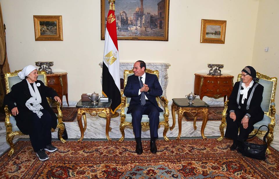 شاهد بالصور كيف استقبل الرئيس السيدتان اللتان قامتا بالتبرع لصندوق تحيا مصر 13