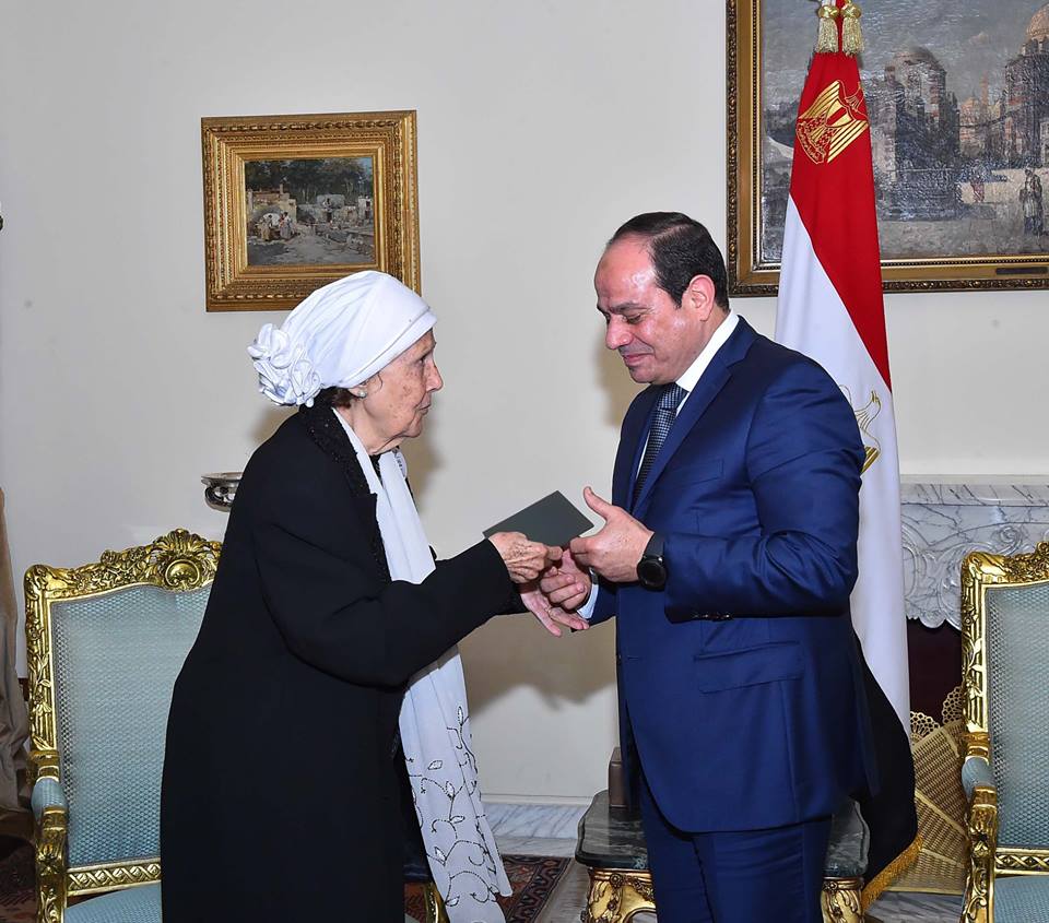 شاهد بالصور كيف استقبل الرئيس السيدتان اللتان قامتا بالتبرع لصندوق تحيا مصر 14