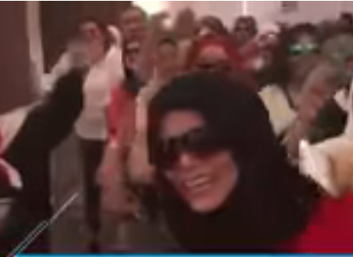 رقص المصريات أمام لجان الانتخابات الرئاسية صباح اليوم على أنغام «قالو أيه» فيديو