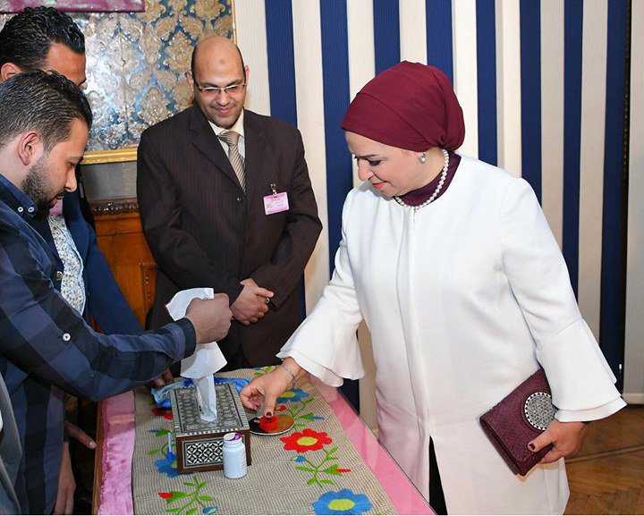 شاهد بالصور| زوجة الرئيس السيسي تُدلي بصوتها في انتخابات الرئاسة 7