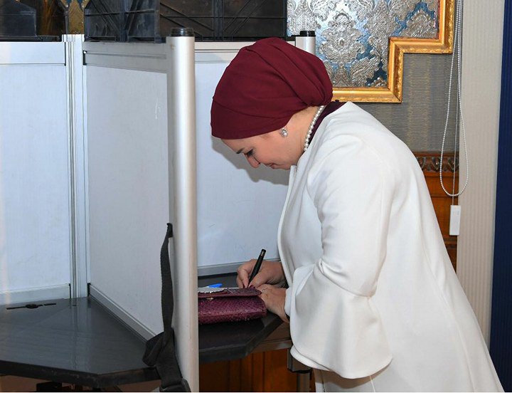 شاهد بالصور| زوجة الرئيس السيسي تُدلي بصوتها في انتخابات الرئاسة 5
