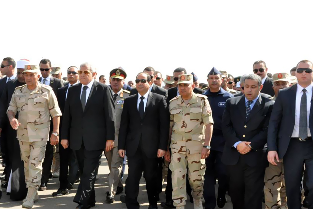 بالفيديو| الرئيس السيسي يتقدم الجنازة العسكرية لرئيس الأركان الأسبق الفريق صفي الدين أبوشناف
