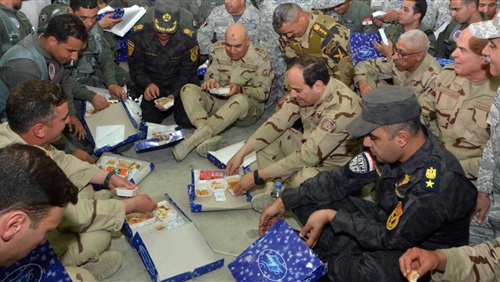 السيسي يرتدي البدلة العسكرية ويتناول الإفطار على الأرض مع أبطال سيناء.. ويوجه أقوى رسائله (صور) 10