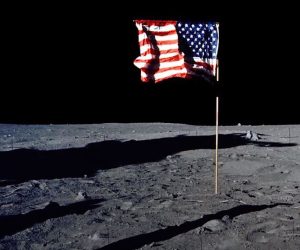 العلم الأمريكي على سطح القمر 