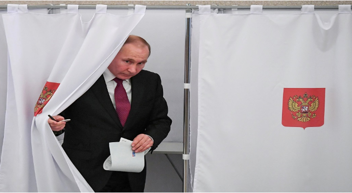 فيديو: رئيس مركز انتخابي يحرج بوتين بسبب هدية