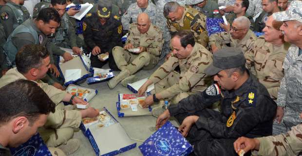 السيسي يرتدي البدلة العسكرية ويتناول الإفطار على الأرض مع أبطال سيناء.. ويوجه أقوى رسائله (صور) 8
