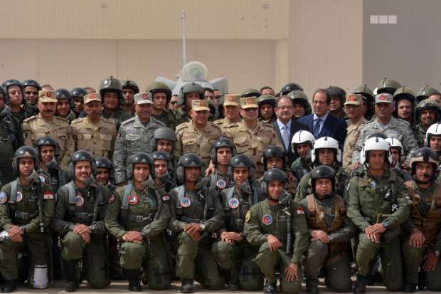 السيسي يرتدي البدلة العسكرية ويتناول الإفطار على الأرض مع أبطال سيناء.. ويوجه أقوى رسائله (صور) 7
