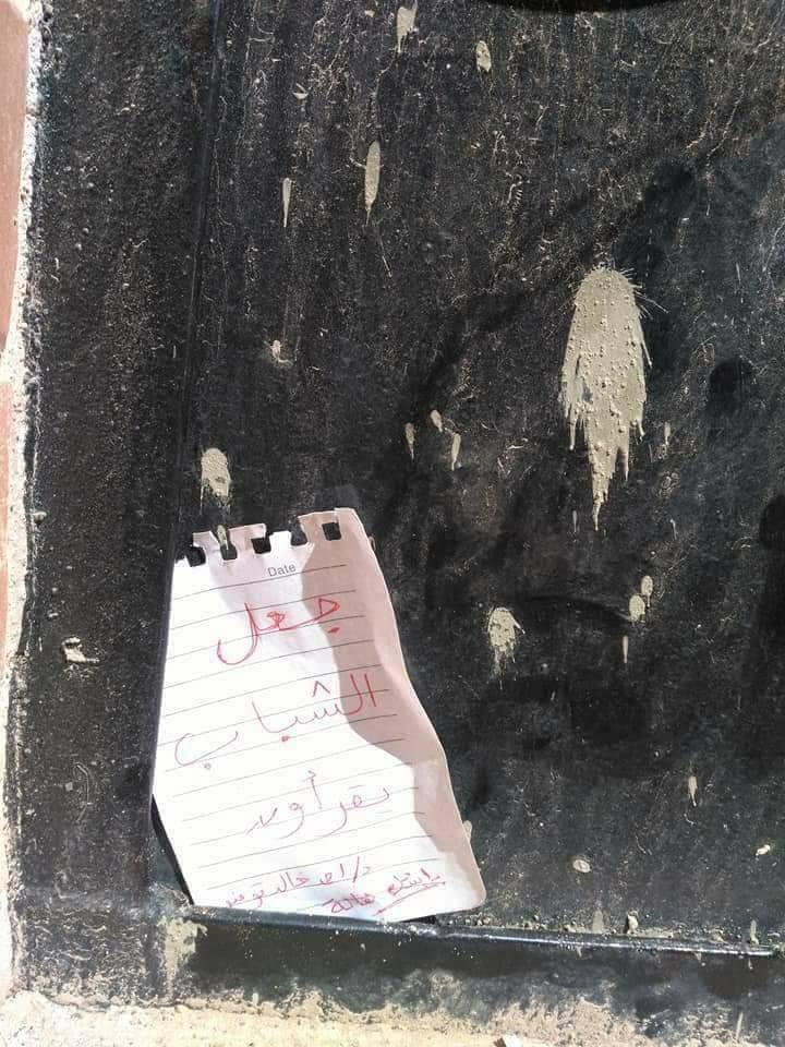 شاهد بالصور.. ماذا كتب الشباب على قبر "أحمد خالد توفيق" تنفيذًا لوصيته 1