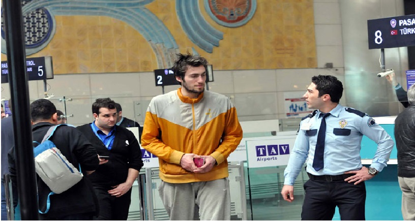 لاعب كرة سلة تركى  يعيش بمطار أتاتورك .. ويحلم بالسفر إلى الولايات المتحدة