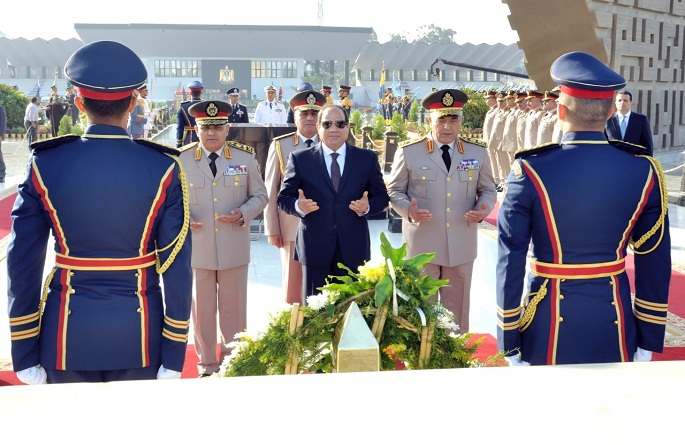 بالفيديو| الرئيس السيسي يضع أكليلا من الزهور على قبر الجندي المجهول في ذكرى تحرير سيناء