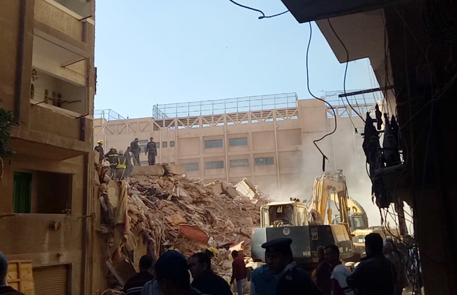 بالصور| موقع عقار “سيدي جابر”.. 14 ساعة على الانهيار والبحث لا يزال مستمرًا عن ضحايا