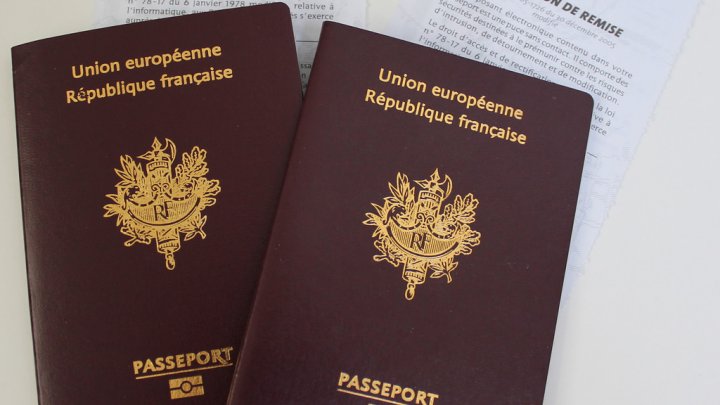 فرنسا تحرم جزائرية مسلمة حصولها على جواز سفر فرنسي لرفضها مصافحة مسؤولين