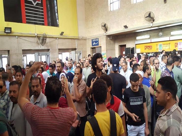 عاجل| الشرطة تحتجز بعض المواطنين الغاضبين من رفع تذاكر المترو 7