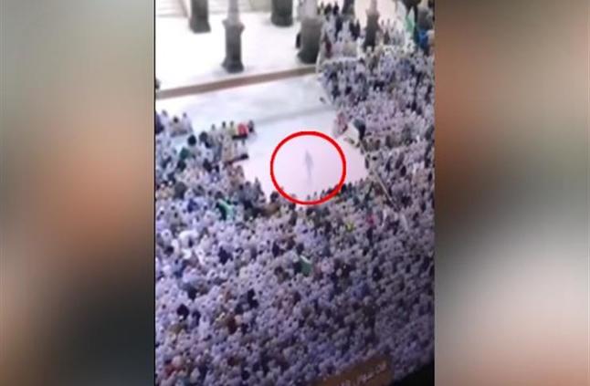 فيديو مثير للجدل.. متخصون يفسرون حقيقة هروب “جن” من بين صفوف المصليين في الحرم