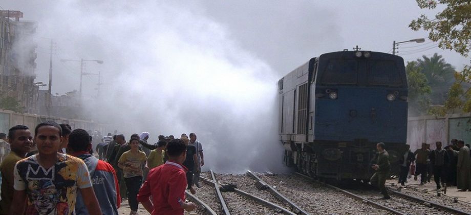 بالفيديو.. لحظة هروب وفزع المواطنين بعد إندلاع حريق هائل في “قطار أسيوط” منذ قليل