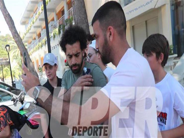 بالفيديو| الجماهير الاسبانية تطارد محمد صلاح وتحاصر سيارته.. ورد فعل النجم المصري بعد وضع أحد الجماهير يده على كتفه 7