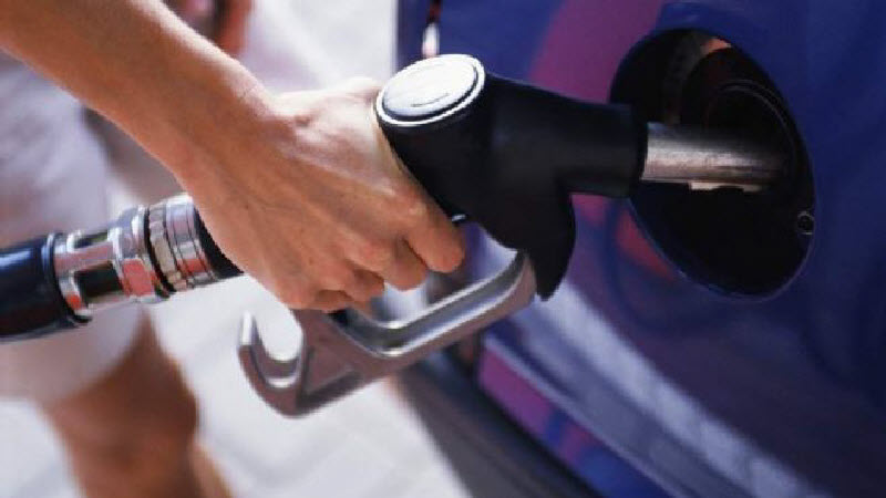 بالفيديو| وزير البترول يُعلن موعد تحرير أسعار الوقود