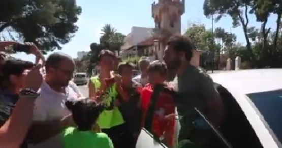 بالفيديو| الجماهير الاسبانية تطارد محمد صلاح وتحاصر سيارته.. ورد فعل النجم المصري بعد وضع أحد الجماهير يده على كتفه