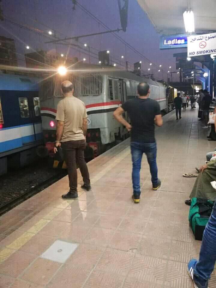 عاجل وبالصور.. قطار سكة حديد يقتحم "محطة مترو" وسط حالة خوف وذعر الركاب !! 7