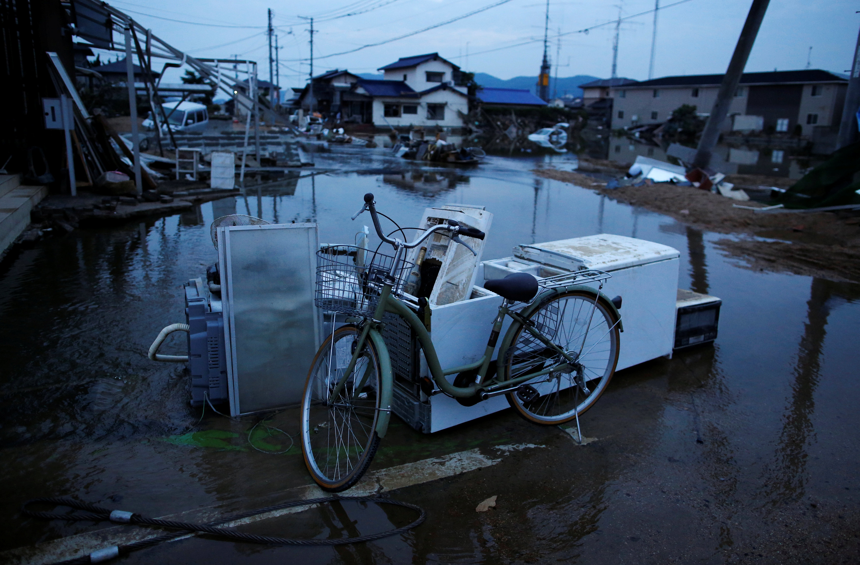 ضربات الشمس والفيضانات تضرب اليابان 13
