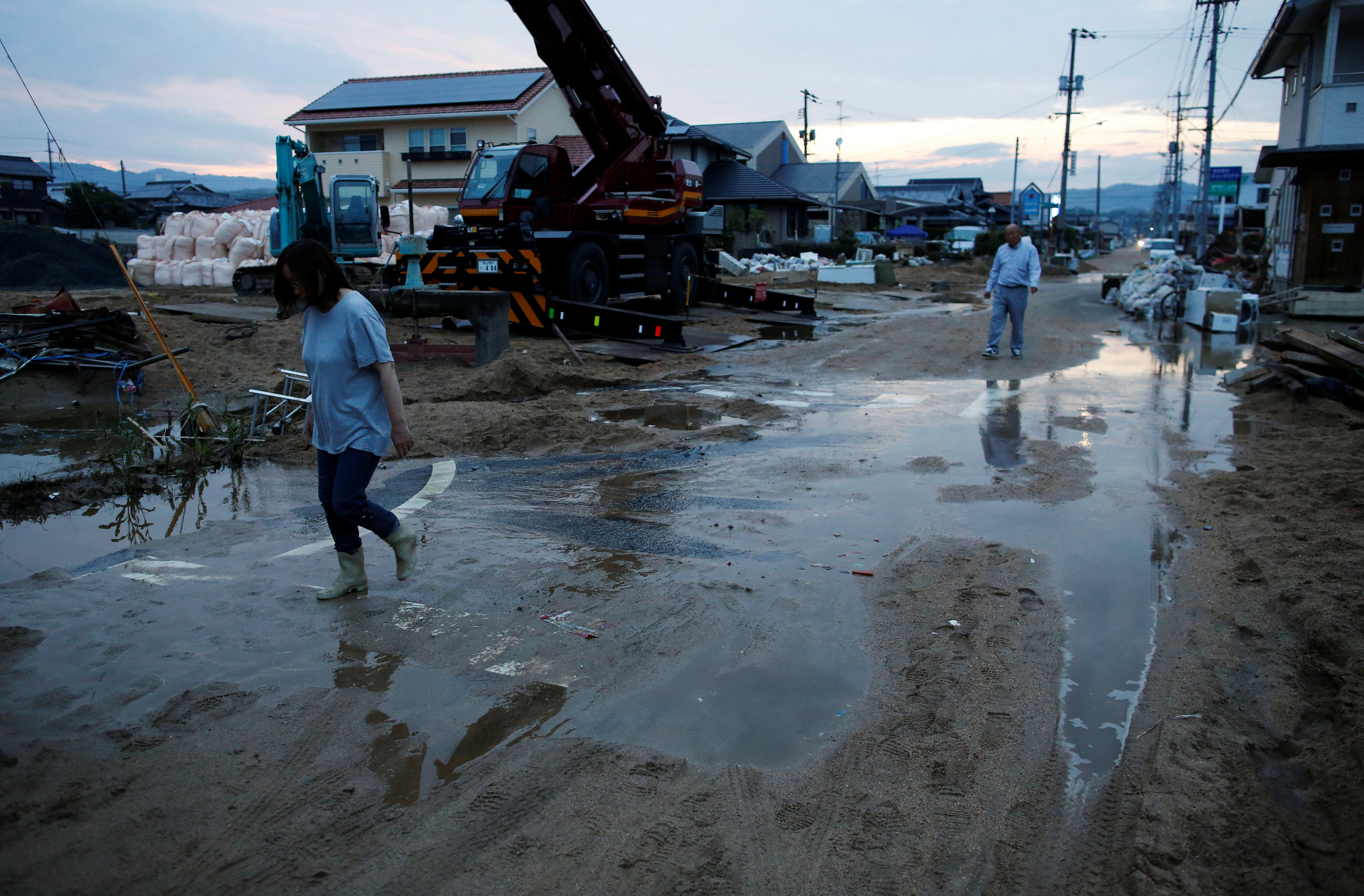 ضربات الشمس والفيضانات تضرب اليابان 14
