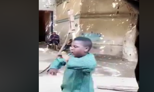 طفل صعيدي يُشعل موقع التواصل الاجتماعي برقصة «كيكي» أمام التوك توك «فيديو»