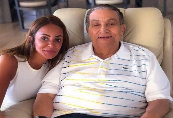 صاحبة صورة «مبارك» تكشف عن مفاجأة من العيار الثقيل.. وتقدم اعتذارها للشعب المصري عما حدث (صور)