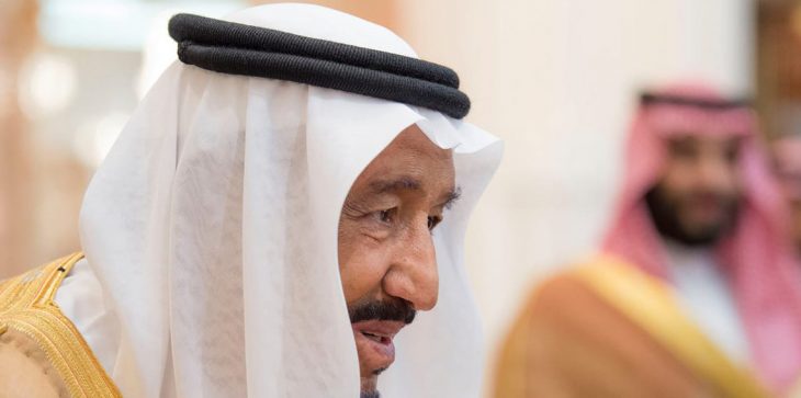 شاهد بالصور الأمير الوليد بن طلال يقبل يد الملك سلمان بن عبد العزيز
