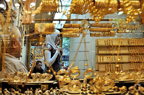 إنخفاض جديد وغير متوقع في “أسعار الذهب” منذ قليل داخل محلات الصاغة وسط ذهول التجار