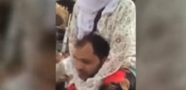 بالفيديو| شاب مصري يحمل والدته على كتفه ويطوف بها حول الكعبة.. يُشعل التواصل الاجتماعي