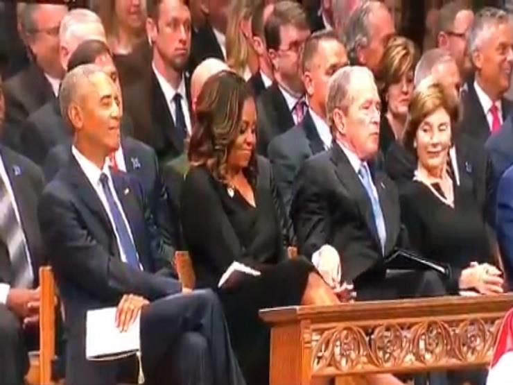 شاهد بالفيديو كيف أحرج جورج بوش ميشيل أوباما زوجة الرئيس الأمريكي السابق خلال جنازة جون ماكين