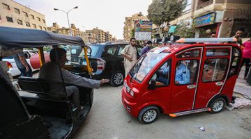 بالصور | توك توك كهربائي وله 4 أبواب وشبابيك ويسير على 4 عجلات يغزو مصر قريبًا