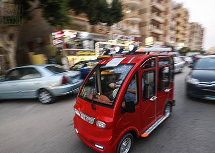 بالصور | توك توك كهربائي وله 4 أبواب وشبابيك ويسير على 4 عجلات يغزو مصر قريبًا 11