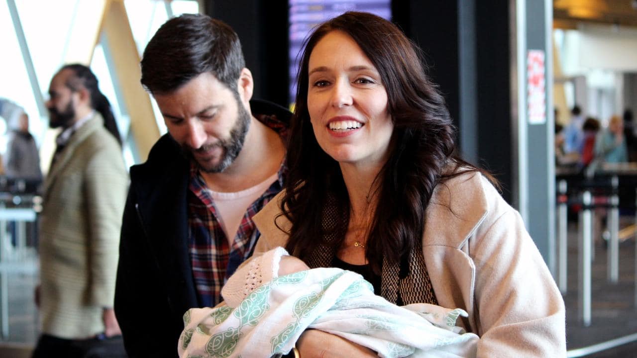 رئيسة وزراء نيوزيلندا وطفلتها الرضيعة