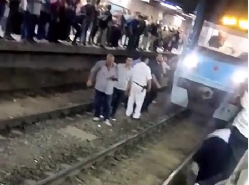 الداخلية تكشف تفاصيل محاولة إنتحار رجل أعمال داخل محطة مترو الشهداء.. والسر: “2 مليون جنيه” !
