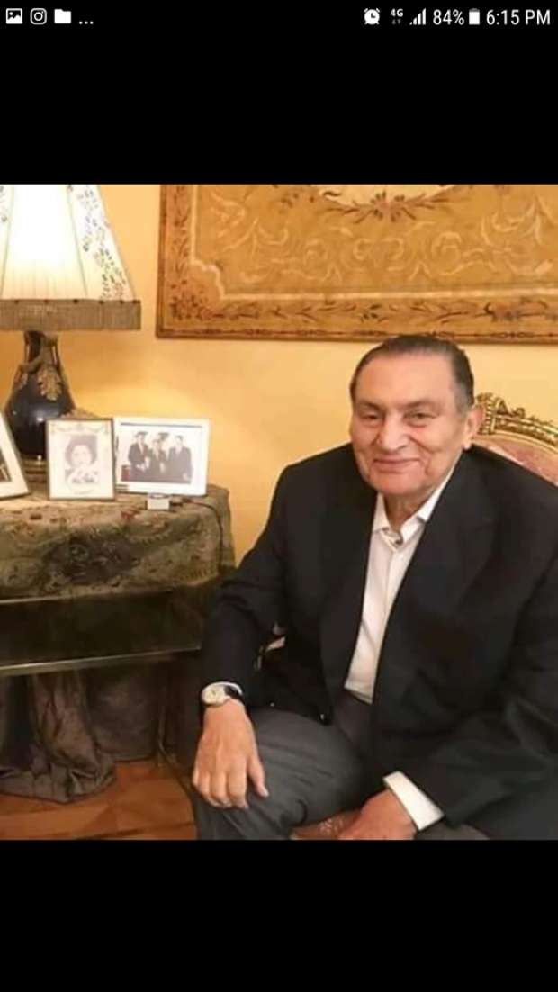 شاهد| تداول صورة جديدة للرئيس الأسبق "مبارك" تظهر علامات الشيخوخة عليه.. بعد أيام من الصورة التي أثارت جدلاً 1